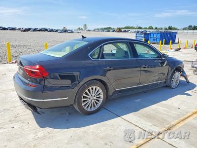 Trzecie zdjęcie samochodu z tyłu: 2017 VOLKSWAGEN PASSAT SE VIN:1VWBT7A31HC057610 - miniatura