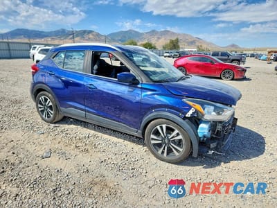 Czwarte zdjęcie samochodu z boku: 2020 NISSAN KICKS SV VIN:3N1CP5CV8LL488136 - miniatura