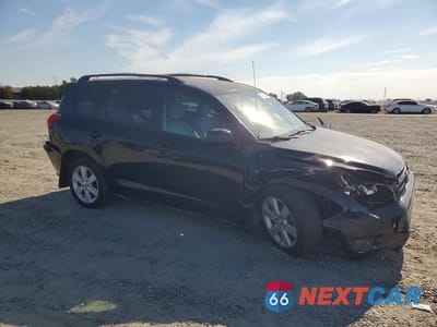 Czwarte zdjęcie samochodu z boku: 2006 TOYOTA RAV4 BASE VIN:JTMBD33V666021415 - miniatura