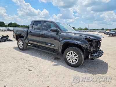 Czwarte zdjęcie samochodu z boku: 2025 TOYOTA TACOMA SR5 VIN:3TMKB5FN8SM036778 - miniatura
