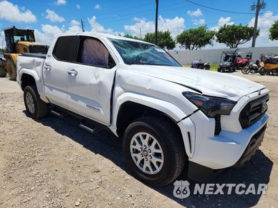 Czwarte zdjęcie samochodu z boku: 2025 TOYOTA TACOMA SR5 VIN:3TYKB5FNXST029402 - miniatura