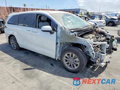 Czwarte zdjęcie samochodu z boku: 2023 TOYOTA SIENNA XLE VIN:5TDYSKFCXPS078447 - miniatura