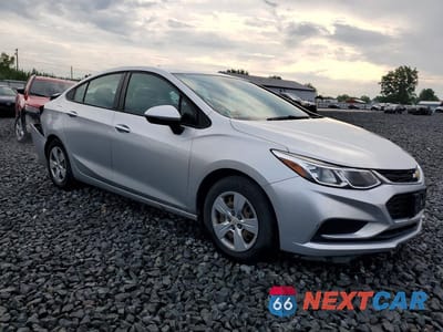 Czwarte zdjęcie samochodu z boku: 2018 CHEVROLET CRUZE LS VIN:1G1BC5SM6J7221469 - miniatura