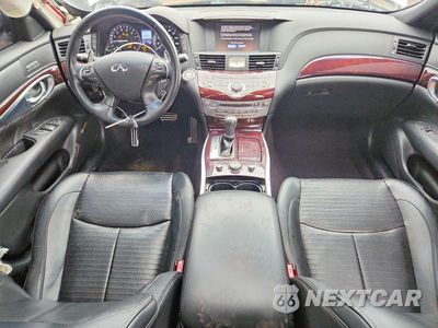 Zdjęcie 8 z 12 samochodu: 2018 INFINITI Q70 5.6 LUXE VIN:JN1AY1AR3JM120002 - miniatura