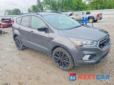 Czwarte zdjęcie samochodu z boku: 2019 FORD ESCAPE SE VIN:1FMCU9GD9KUA95776 - miniatura