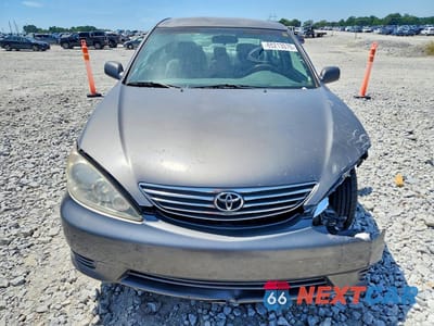 Piąte zdjęcie samochodu w środku: 2005 TOYOTA CAMRY LE VIN:4T1BE32K45U518182 - miniatura