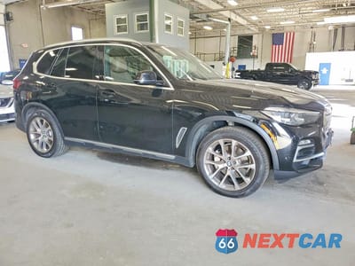 Czwarte zdjęcie samochodu z boku: 2021 BMW X5 XDRIVE40I VIN:5UXCR6C08M9D94674 - miniatura