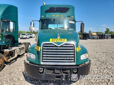 Piąte zdjęcie samochodu w środku: 2018 MACK CXU612 SEMI TRUCK VIN:1M1AW01X1JM010593 - miniatura
