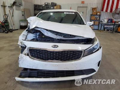 Piąte zdjęcie samochodu w środku: 2017 KIA FORTE LX VIN:3KPFK4A77HE060111 - miniatura