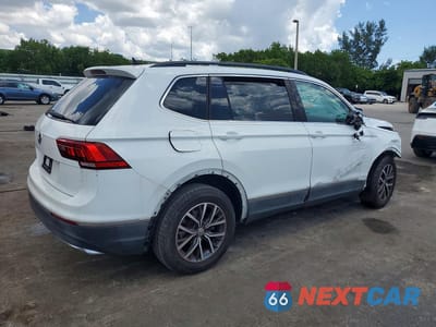 Trzecie zdjęcie samochodu z tyłu: 2020 VOLKSWAGEN TIGUAN SE VIN:3VV3B7AX4LM001652 - miniatura