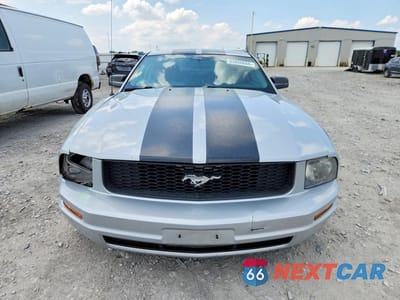 Piąte zdjęcie samochodu w środku: 2006 FORD MUSTANG VIN:1ZVFT80N965164481 - miniatura
