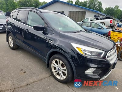 Czwarte zdjęcie samochodu z boku: 2018 FORD ESCAPE SE VIN:1FMCU9GD2JUC38341 - miniatura