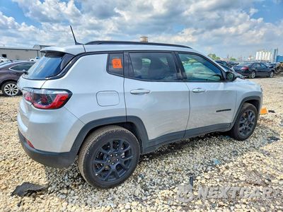 Trzecie zdjęcie samochodu z tyłu: 2026 JEEP COMPASS LATITUDE VIN:3C4NJDBN1TT161242 - miniatura