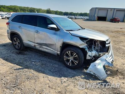 Czwarte zdjęcie samochodu z boku: 2018 TOYOTA HIGHLANDER LE VIN:5TDZARFH2JS035675 - miniatura