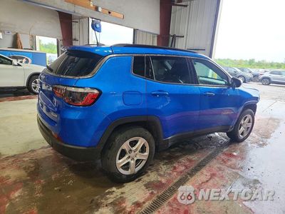 Trzecie zdjęcie samochodu z tyłu: 2023 JEEP COMPASS LATITUDE VIN:3C4NJDBN9PT550328 - miniatura