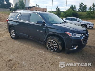 Czwarte zdjęcie samochodu z boku: 2018 CHEVROLET TRAVERSE LT VIN:1GNERGKW3JJ161192 - miniatura