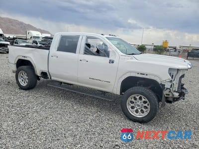 Czwarte zdjęcie samochodu z boku: 2021 GMC SIERRA K3500 DENALI VIN:1GT49WEY8MF260061 - miniatura