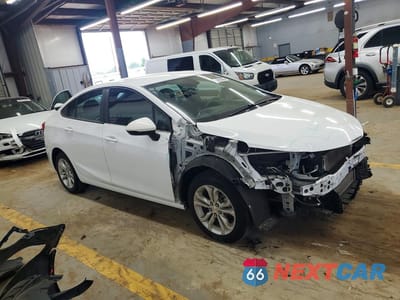 Czwarte zdjęcie samochodu z boku: 2019 CHEVROLET CRUZE LS VIN:1G1BC5SM7K7136707 - miniatura