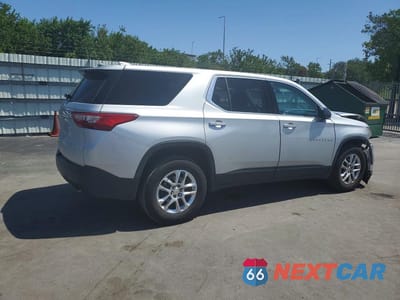 Trzecie zdjęcie samochodu z tyłu: 2018 CHEVROLET TRAVERSE LS VIN:1GNERFKW2JJ258376 - miniatura