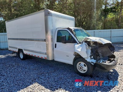Czwarte zdjęcie samochodu z boku: 2022 GMC SAVANA BOX TRUCK VIN:7GZ37TC71NN010472 - miniatura