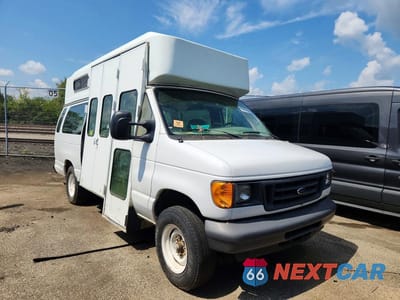 Czwarte zdjęcie samochodu z boku: 2007 FORD E350 SHUTTLE BUS VIN:1FTSS34L67DA63891 - miniatura