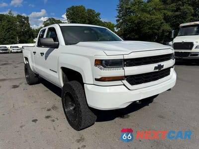 Czwarte zdjęcie samochodu z boku: 2017 CHEVROLET SILVERADO K1500 CUSTOM VIN:1GCVKPEHXHZ301809 - miniatura