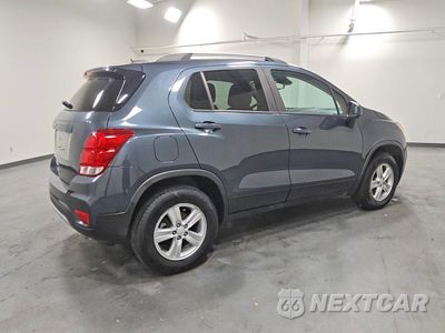 Czwarte zdjęcie samochodu z boku: 2021 CHEVROLET TRAX 1LT VIN:KL7CJPSB6MB339614 - miniatura