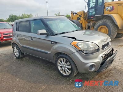Czwarte zdjęcie samochodu z boku: 2013 KIA SOUL BASE VIN:KNDJT2A54D7543009 - miniatura
