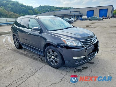 Czwarte zdjęcie samochodu z boku: 2017 CHEVROLET TRAVERSE LT VIN:1GNKVHKD9HJ252335 - miniatura