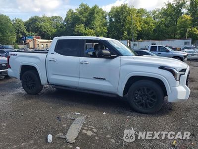 Czwarte zdjęcie samochodu z boku: 2023 TOYOTA TUNDRA SR5 VIN:5TFLA5DB5PX092050 - miniatura