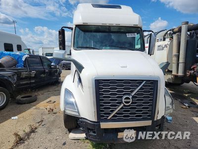 Piąte zdjęcie samochodu w środku: 2020 VOLVO VNL SEMI TRUCK VIN:4V4NC9EH7LN228511 - miniatura