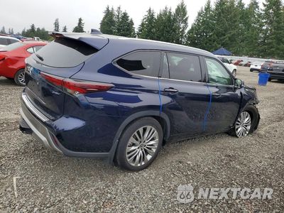 Trzecie zdjęcie samochodu z tyłu: 2025 TOYOTA HIGHLANDER HYBRID PLATINUM VIN:5TDEBRCH1SS662062 - miniatura