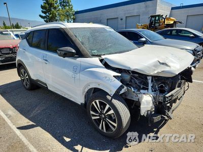 Czwarte zdjęcie samochodu z boku: 2019 NISSAN KICKS SR VIN:3N1CP5CU6KL517901 - miniatura