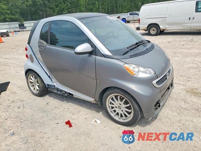 Czwarte zdjęcie samochodu z boku: 2013 SMART FORTWO PURE VIN:WMEEJ3BA2DK688749 - miniatura