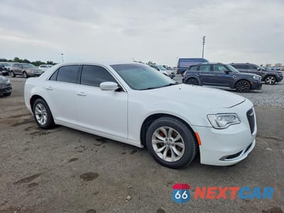 Czwarte zdjęcie samochodu z boku: 2015 CHRYSLER 300 LIMITED VIN:2C3CCAAG4FH930644 - miniatura