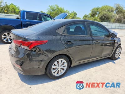 Trzecie zdjęcie samochodu z tyłu: 2021 HYUNDAI ACCENT SE VIN:3KPC24A62ME134104 - miniatura