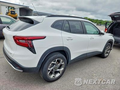 Trzecie zdjęcie samochodu z tyłu: 2025 CHEVROLET TRAX 1LT VIN:KL77LHEP5SC231730 - miniatura