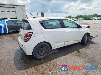 Trzecie zdjęcie samochodu z tyłu: 2017 CHEVROLET SONIC VIN:1G1JG6SH1H4172198 - miniatura