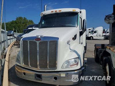 Piąte zdjęcie samochodu w środku: 2017 PETERBILT 579 SEMI TRUCK VIN:1XPBDP9XXHD359736 - miniatura