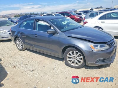 Czwarte zdjęcie samochodu z boku: 2013 VOLKSWAGEN JETTA SE VIN:3VWDP7AJXDM426999 - miniatura