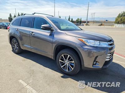 Czwarte zdjęcie samochodu z boku: 2018 TOYOTA HIGHLANDER XLE VIN:5TDKZRFH6JS529757 - miniatura