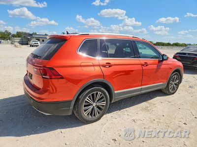 Trzecie zdjęcie samochodu z tyłu: 2019 VOLKSWAGEN TIGUAN SE VIN:3VV3B7AX1KM124128 - miniatura