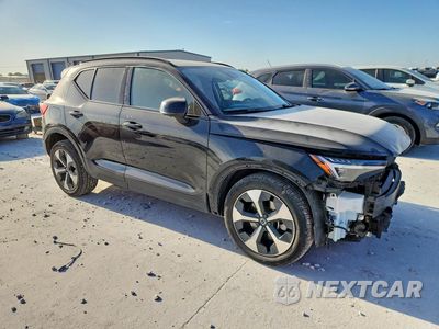 Czwarte zdjęcie samochodu z boku: 2024 VOLVO XC40 PLUS VIN:YV4L12UL8R2217028 - miniatura