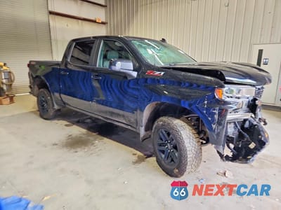 Czwarte zdjęcie samochodu z boku: 2021 CHEVROLET SILVERADO K1500 LT TRAIL BOSS VIN:3GCPYFELXMG302703 - miniatura