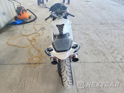 Czwarte zdjęcie samochodu z boku: 2006 HONDA VFR800 VIN:JH2RC46166M800901 - miniatura