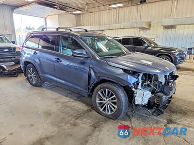 Czwarte zdjęcie samochodu z boku: 2018 TOYOTA HIGHLANDER XLE VIN:5TDJZRFHXJS907753 - miniatura