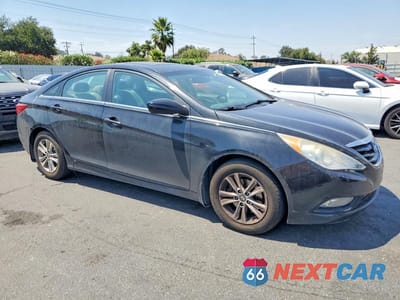 Czwarte zdjęcie samochodu z boku: 2013 HYUNDAI SONATA GLS VIN:5NPEB4AC3DH737122 - miniatura