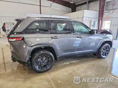 Trzecie zdjęcie samochodu z tyłu: 2025 JEEP GRAND CHEROKEE LAREDO VIN:1C4RJHAG9SC365938 - miniatura