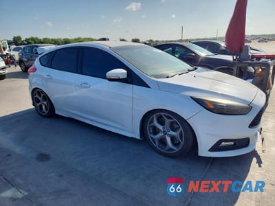 Czwarte zdjęcie samochodu z boku: 2018 FORD FOCUS ST VIN:1FADP3L96JL213470 - miniatura
