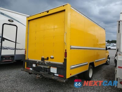 Trzecie zdjęcie samochodu z tyłu: 2022 GMC SAVANA BOX TRUCK VIN:7GZ37TC75NN003279 - miniatura